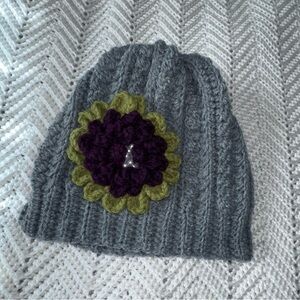Handmade Crocheted Grey Hat with purple and green flower - new
Ct7-b